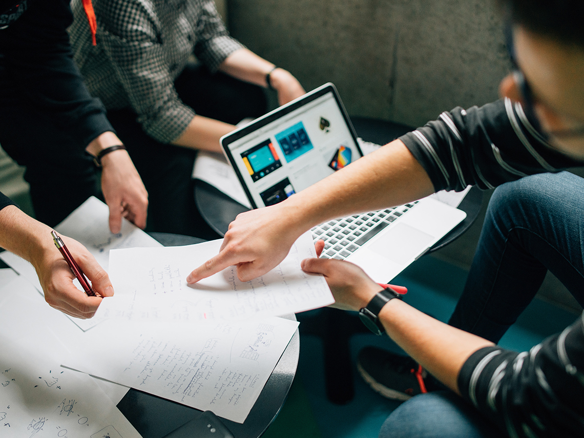 Curso de español rioplatense  <br/>para <span style="color:#edb207"> organizaciones</span>